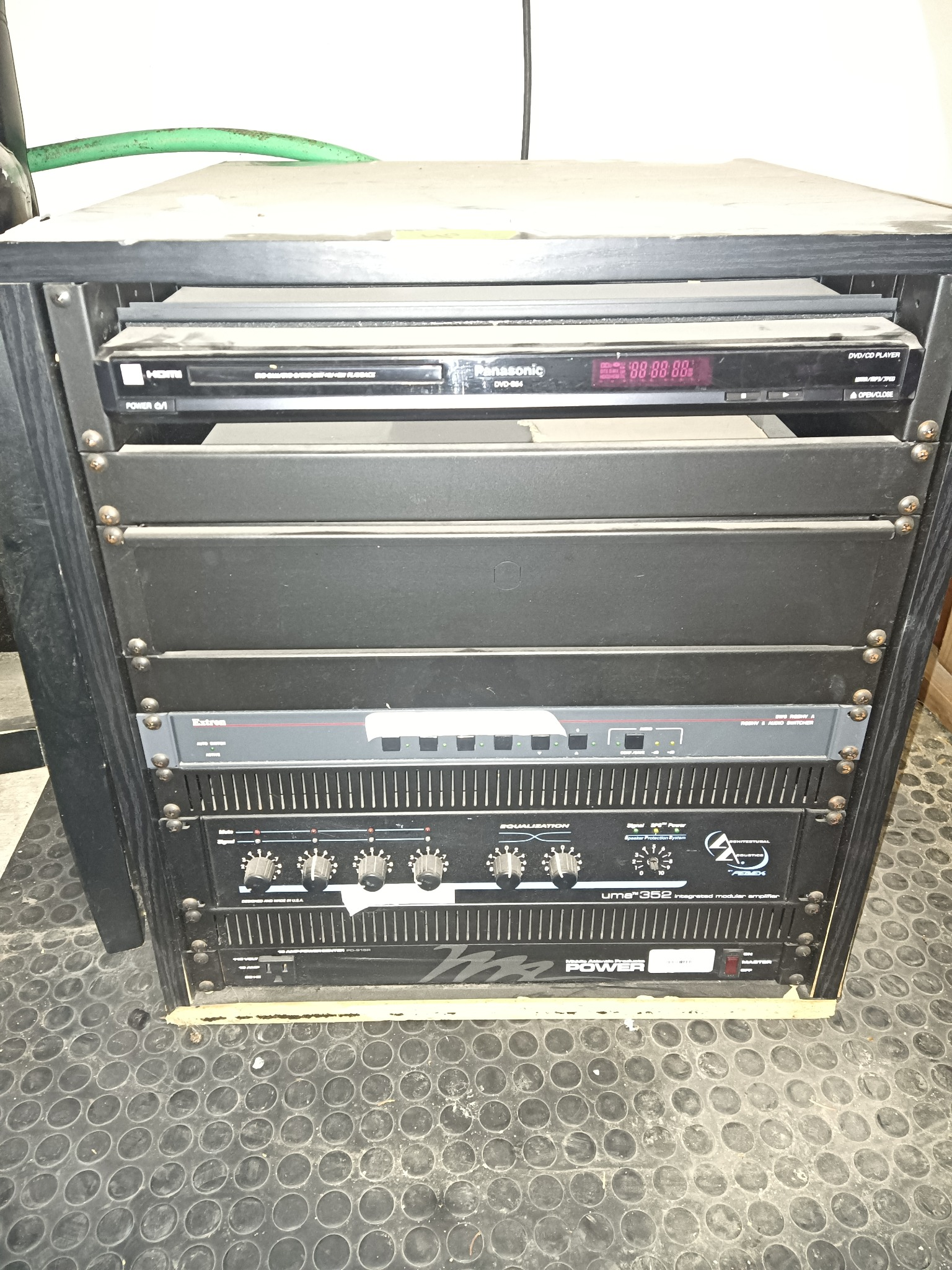 19″ Pro AV Rack – DVD player, 6-input Extron switcher, Peavey UMA-352 amp + power center